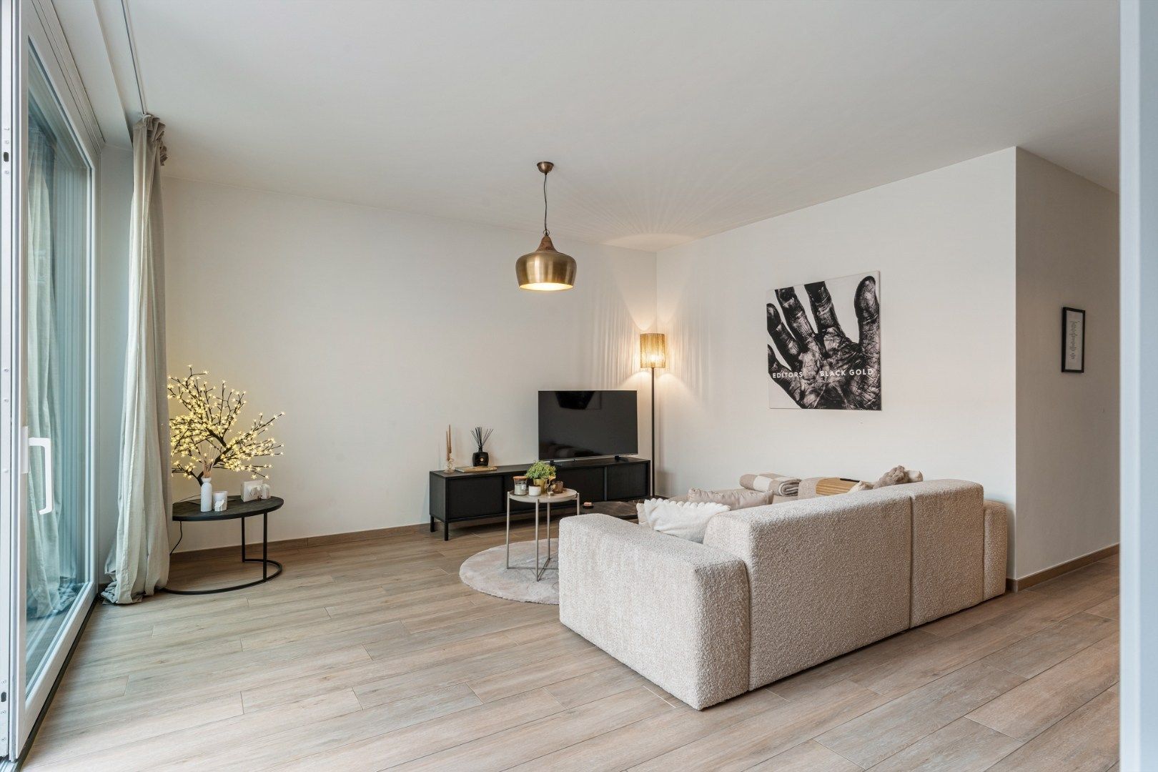 Recent, hoogwaardig afgewerkt gelijkvloers appartement, met terras en inpandige garage, in het centrum van Maaseik!  foto 6