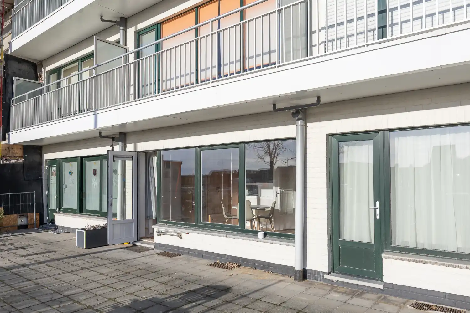 Instapklare studio met zuidgericht terras op topligging vlakbij de Zeedijk! foto 5