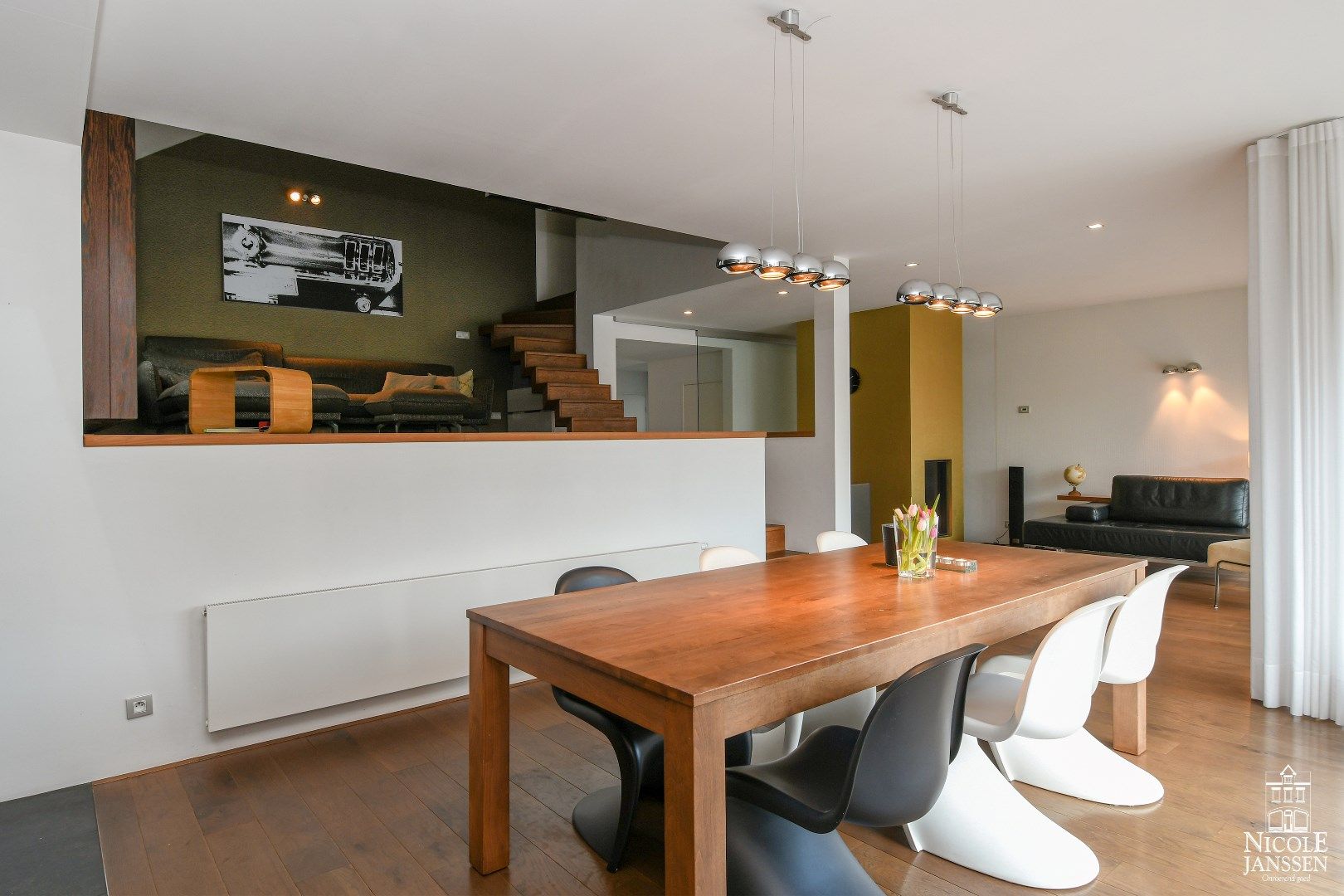 Ruime en speels ingedeelde woning met bijzondere architectuur en praktijkruimte foto 9