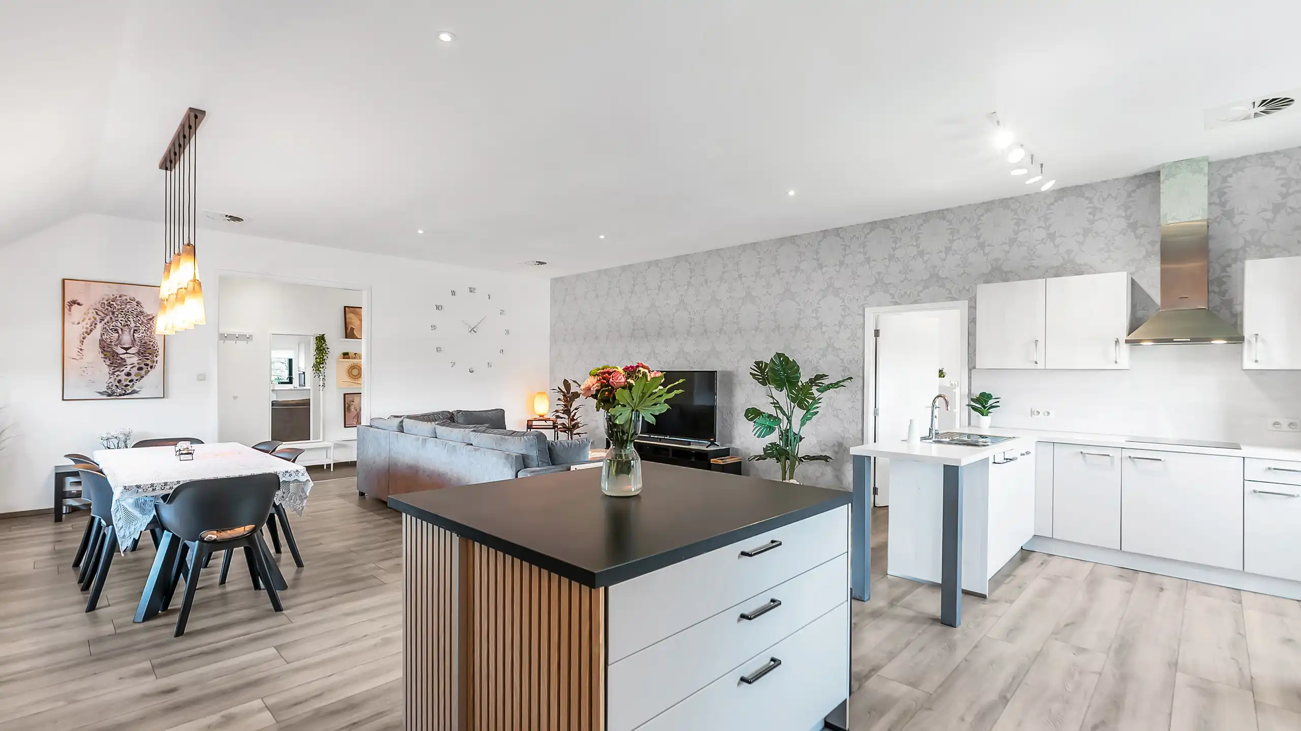 Uniek wonen in loftstijl met veel potentieel op topligging foto 2