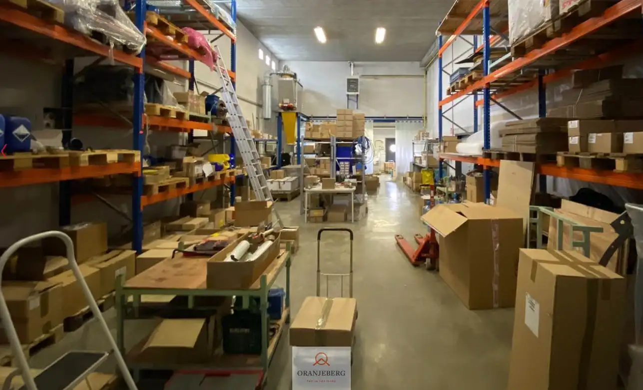 Magazijn met kantoor en woonst foto 3