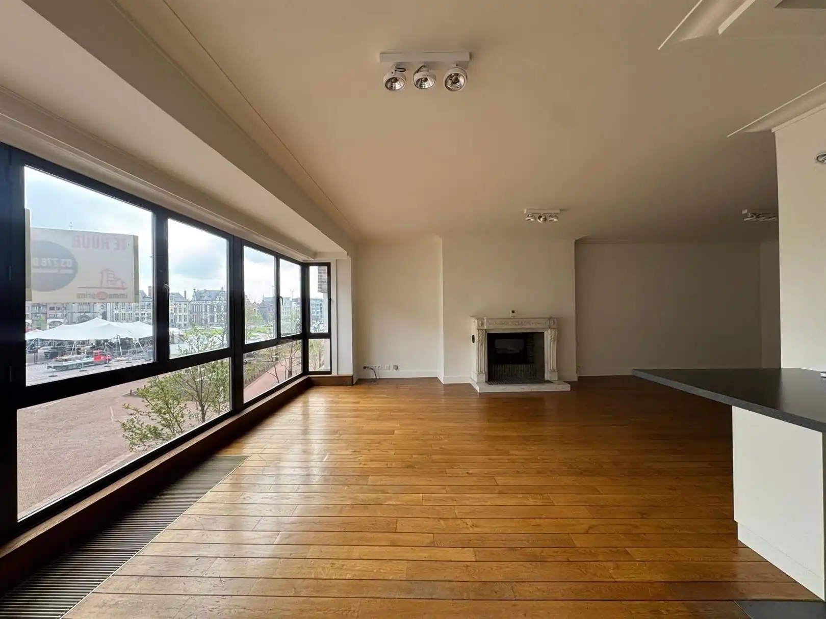 Ruim appartement met uitzicht over de Grote Markt foto 6