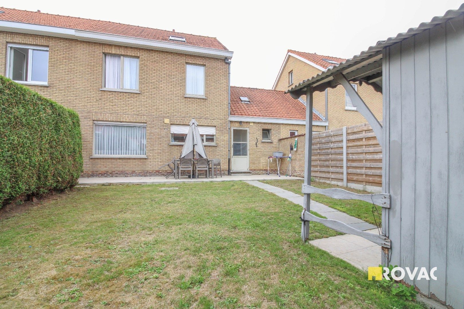 Rustig gelegen rijwoning met tuin en garage! foto 13