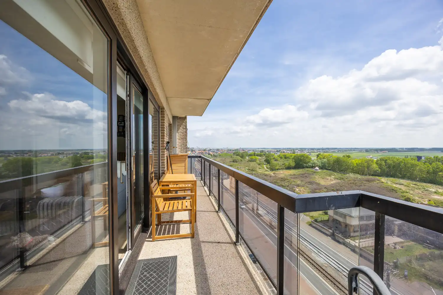 Prachtig gerenoveerd 1-slaapkamerappartement met zongericht terras en prachtig open uitzicht foto 12