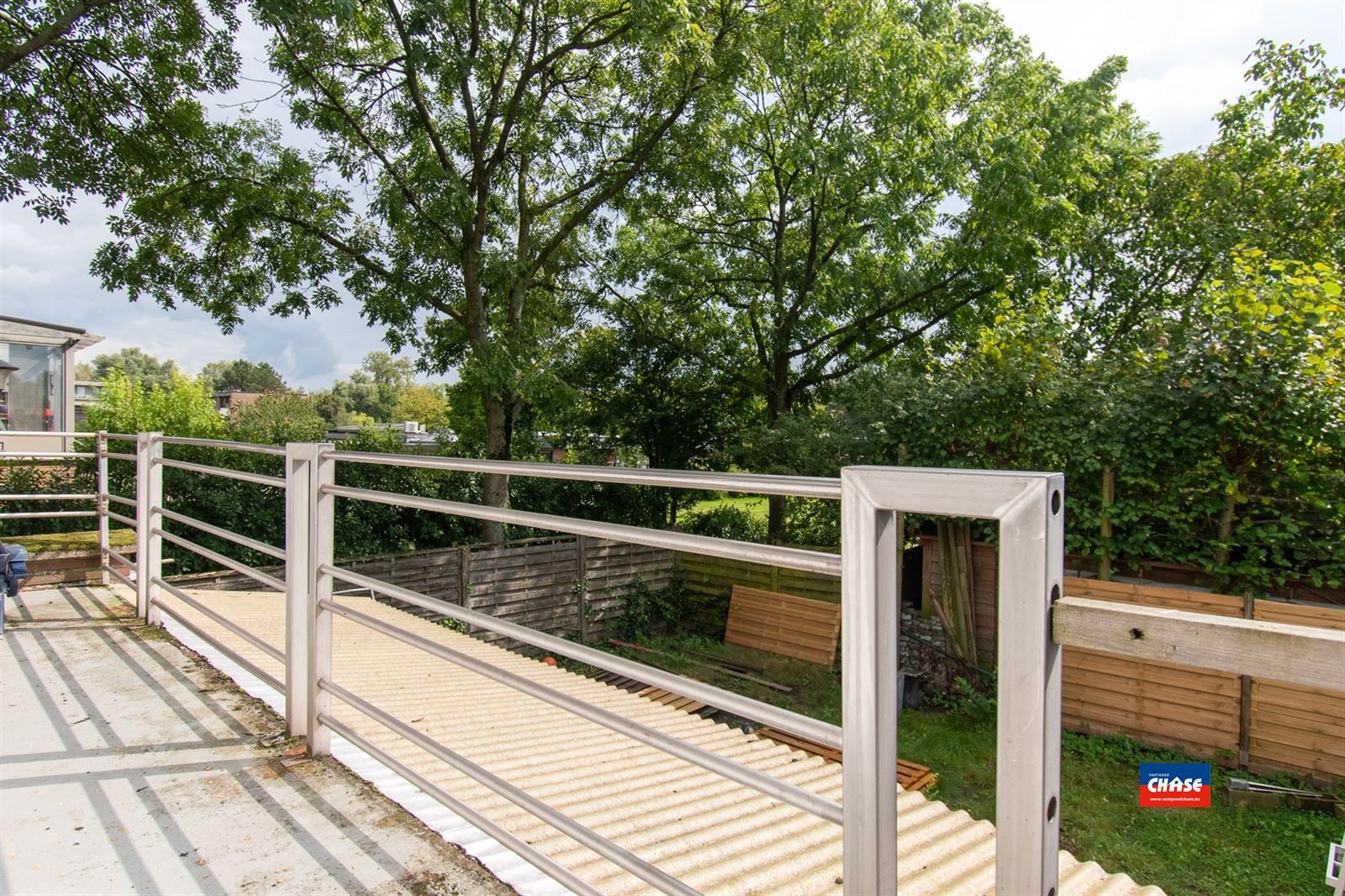 Gunstig gelegen bel-étage met 3 slaapkamers, tuin, garage en oprit foto 5