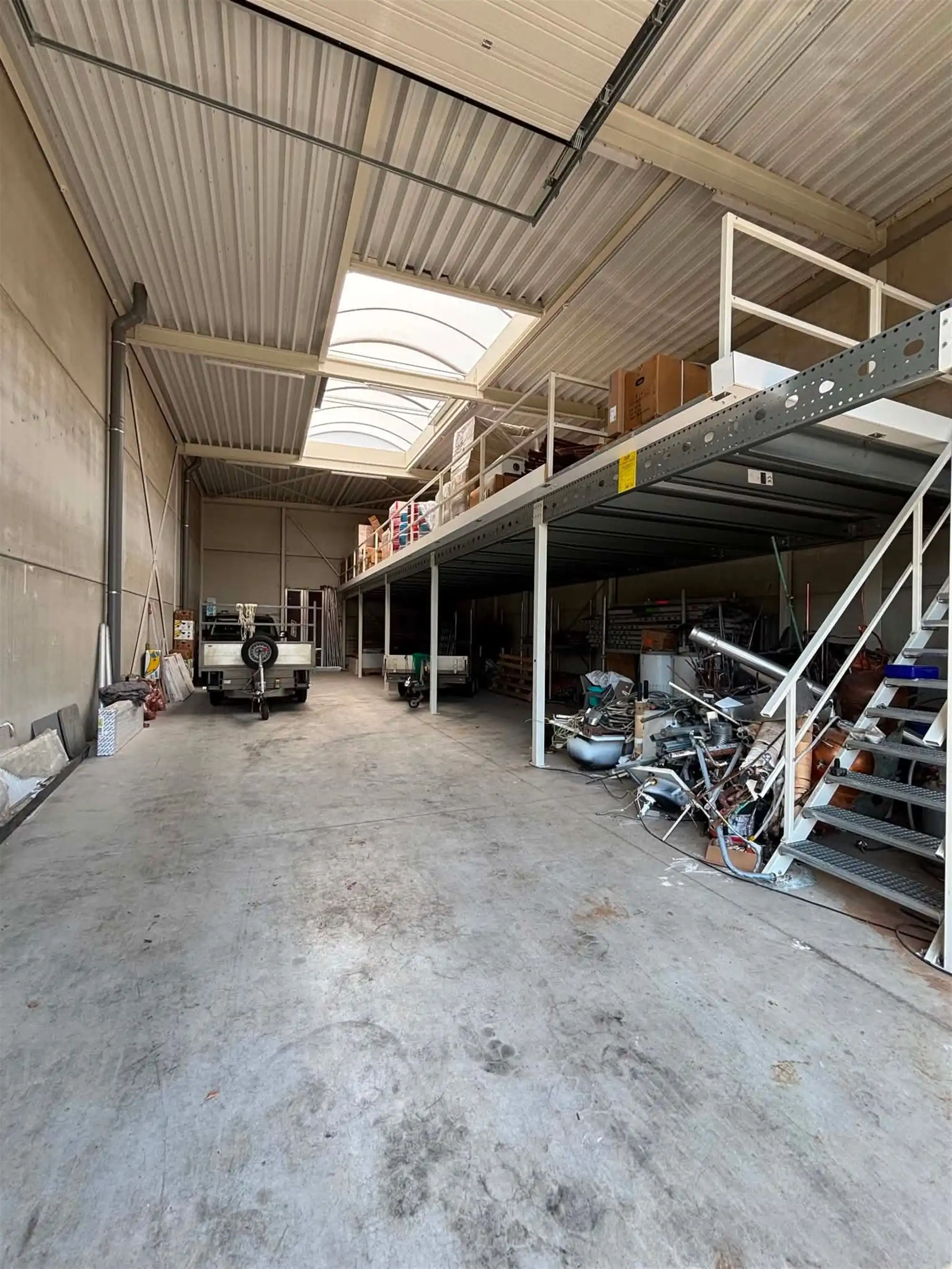 Modern magazijn te Lier met sectionaal poort en 2 autostaanplaatsen foto 4