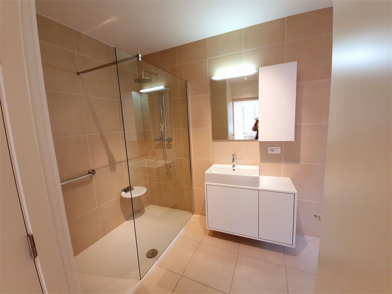 Hartje Brugge Groot lichtrijk modern appartement , alle luxe , 2 slaapkamerss en lift. foto 10
