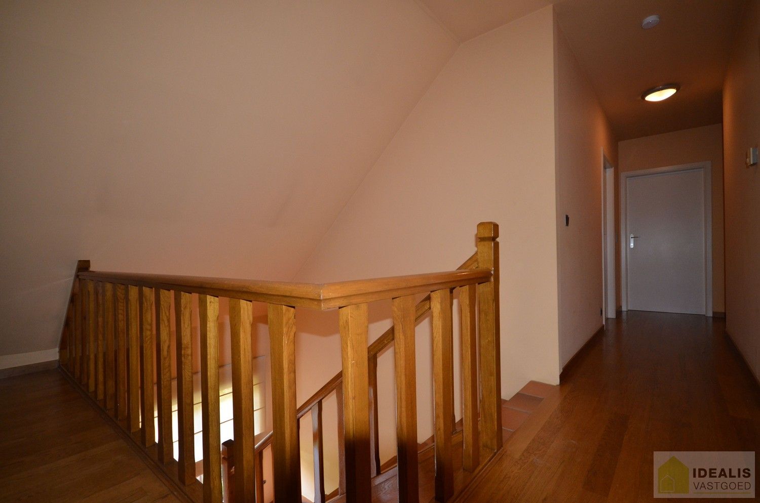 IDEALIS VASTGOED – Charmante, instapklare woning in een groene, rustige omgeving in hartje Hechtel (Hechtel-Eksel) met +-370m² bewoonbare oppervlakte! Deze gezellige woning biedt een aangename leefruimte, maar liefst 5 slaapkamers, 2 badkamers, een praktische indeling én een ruime tuin waar je volop kan genieten van het uitzicht. Het pand bevindt zich op een mooi breed perceel en is ideaal voor wie houdt van rust en privacy, maar toch een vlotte verbinding wenst naar omliggende gemeenten en steden. foto 21