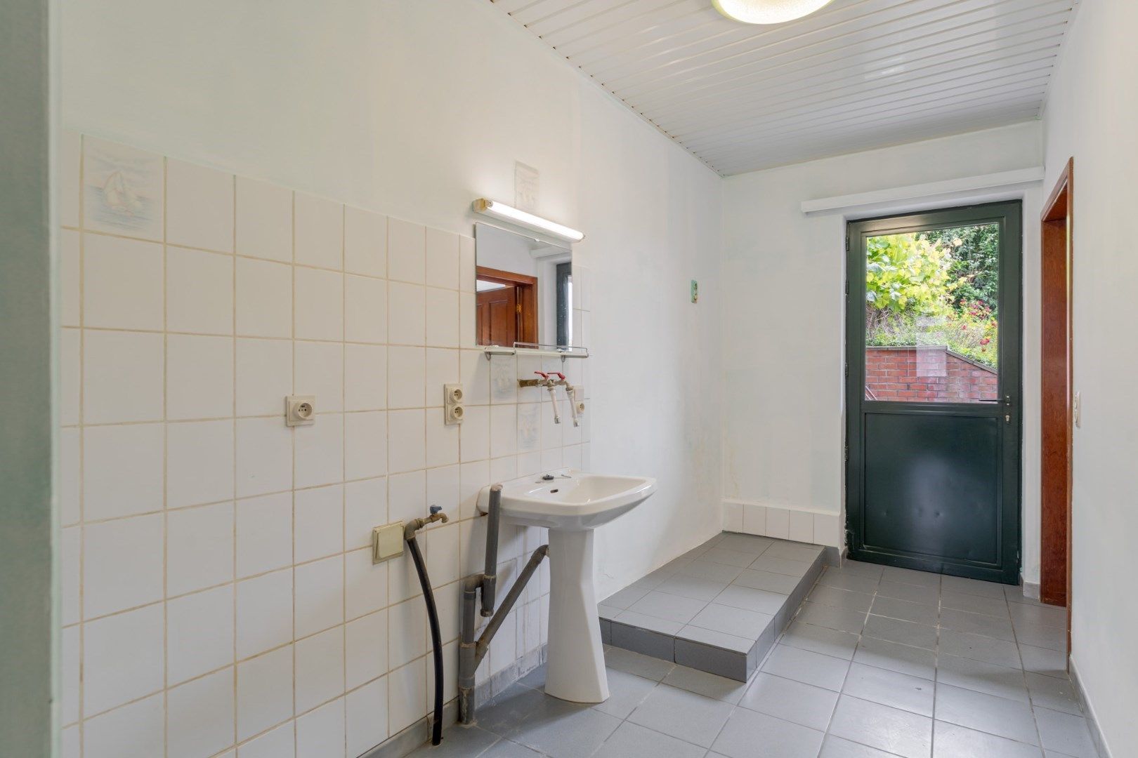 Verzorgde, op te frissen woning met 3 slaapkamers en uitbreidingsmogelijkheden, garage en tuin op 10a, vlak bij het centrum van Hoeselt foto 13
