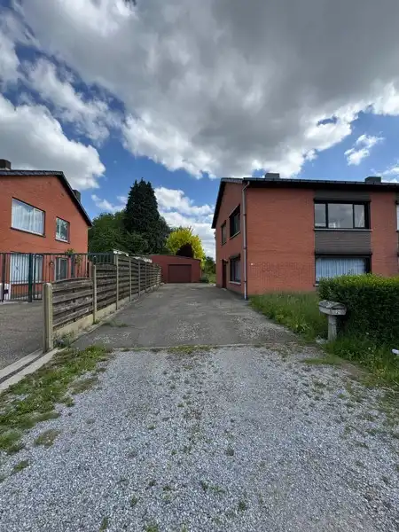 Halfopen gezinswoning met 3 slaapkamers en een grote tuin. foto 10