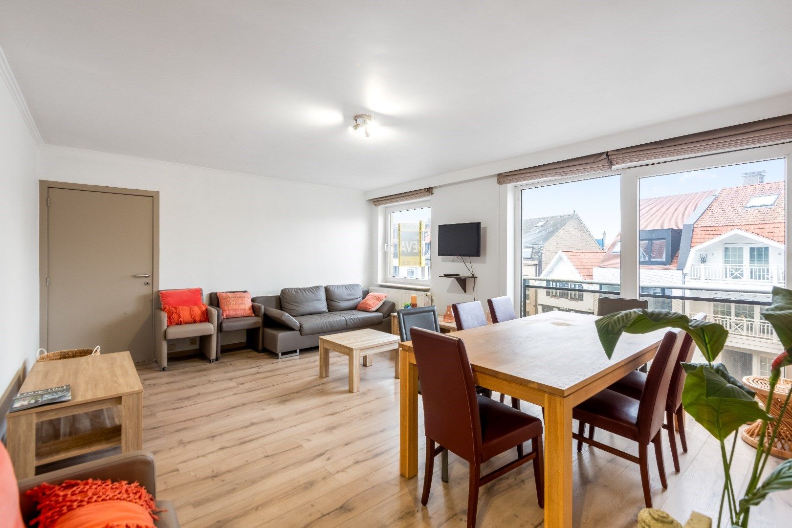 Aangenaam appartement met mooie gevelbreedte gelegen in Oud Knokke.  foto {{pictureIndex}}