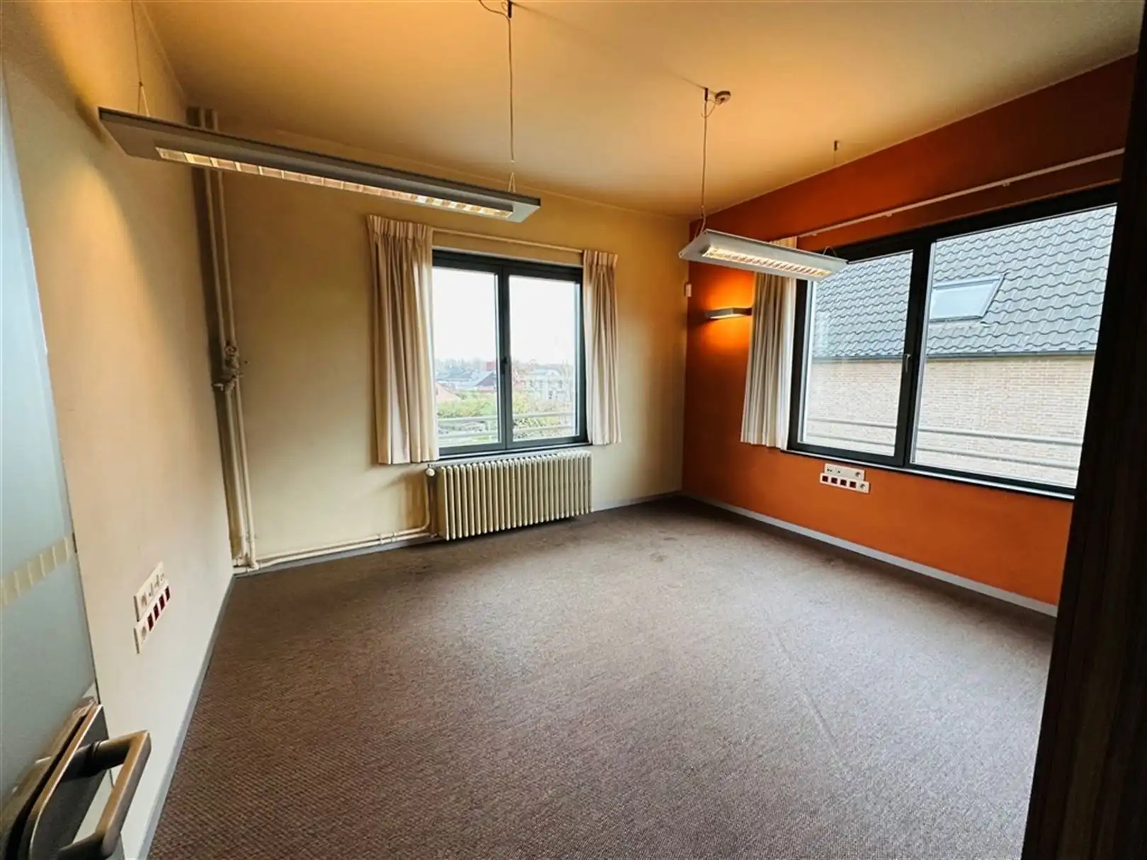 Af te werken kantoorgebouw op zichtlocatie langsheen  N9 foto 10