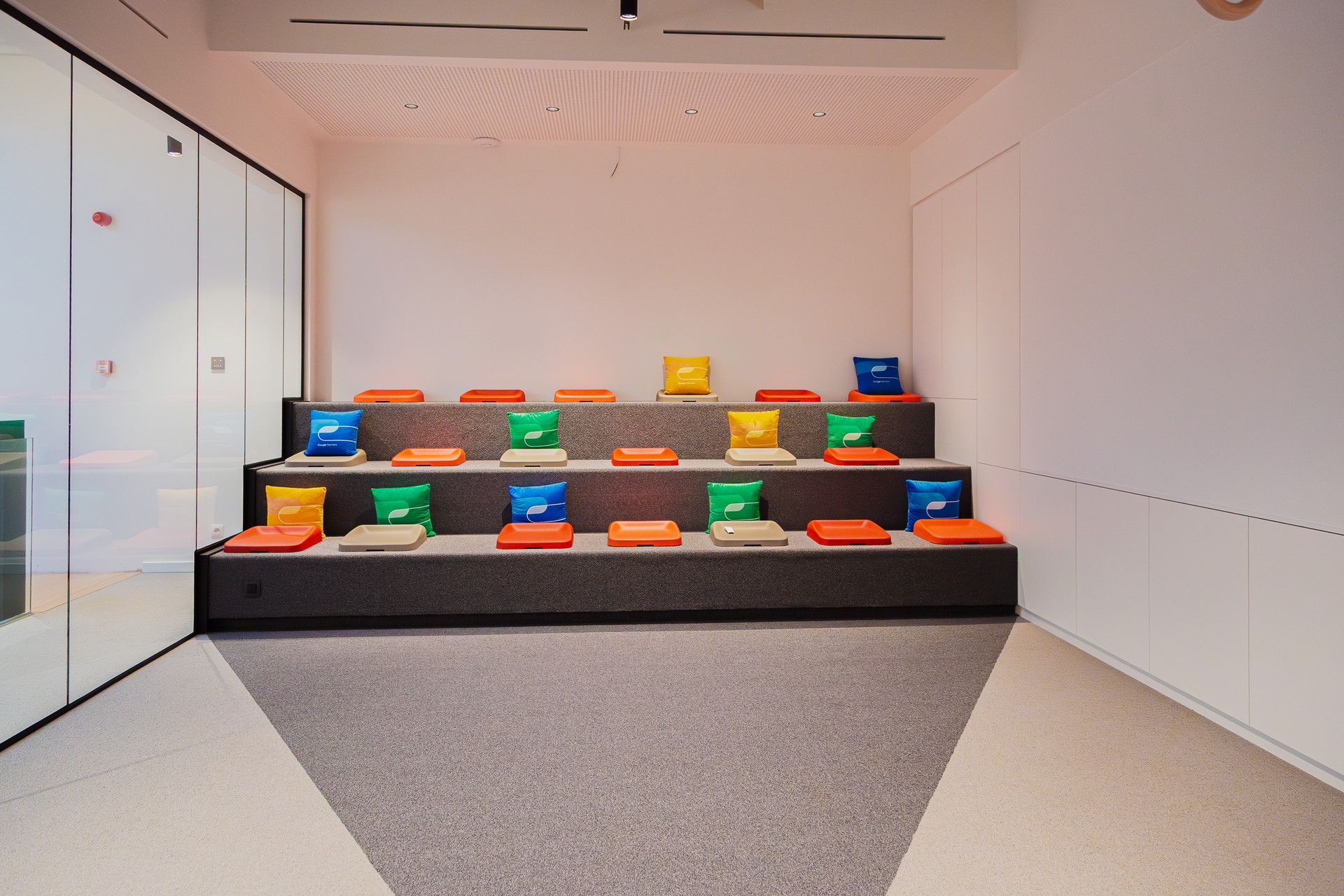 RECENT KANTOORGEBOUW VAN 366M² TE TONGEREN NABIJ E313. foto 23