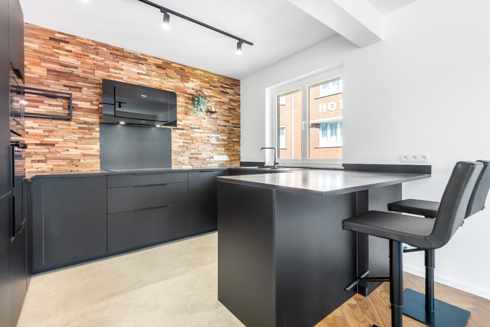 Prachtig gerenoveerd appartement met 3 slpk gelegen op 100 meter van de Zeedijk. Mogelijkheid aankoop parking foto 10