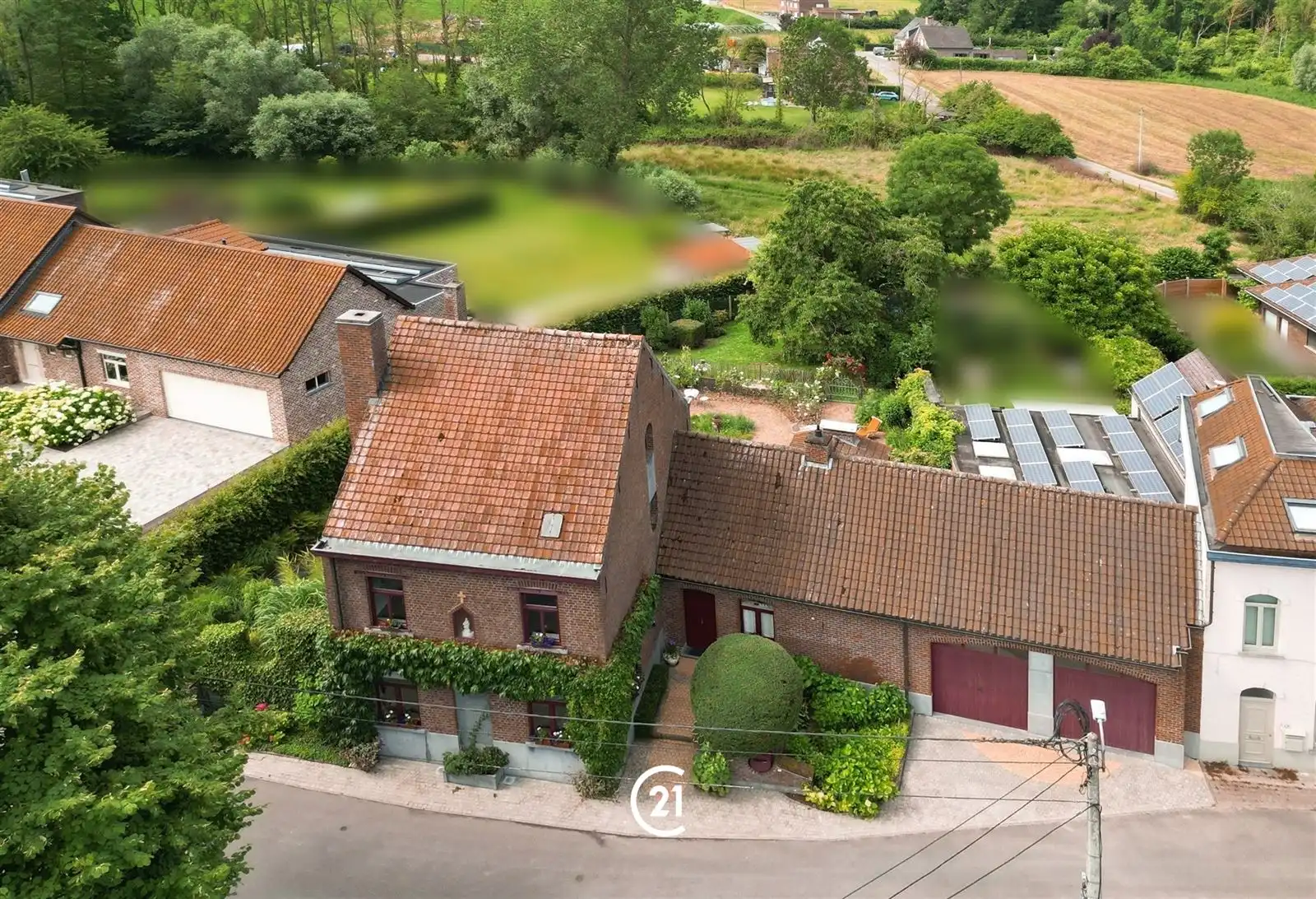 Ruime gezinswoning met zuidgerichte tuin en dubbele garages op 8are05 foto 27