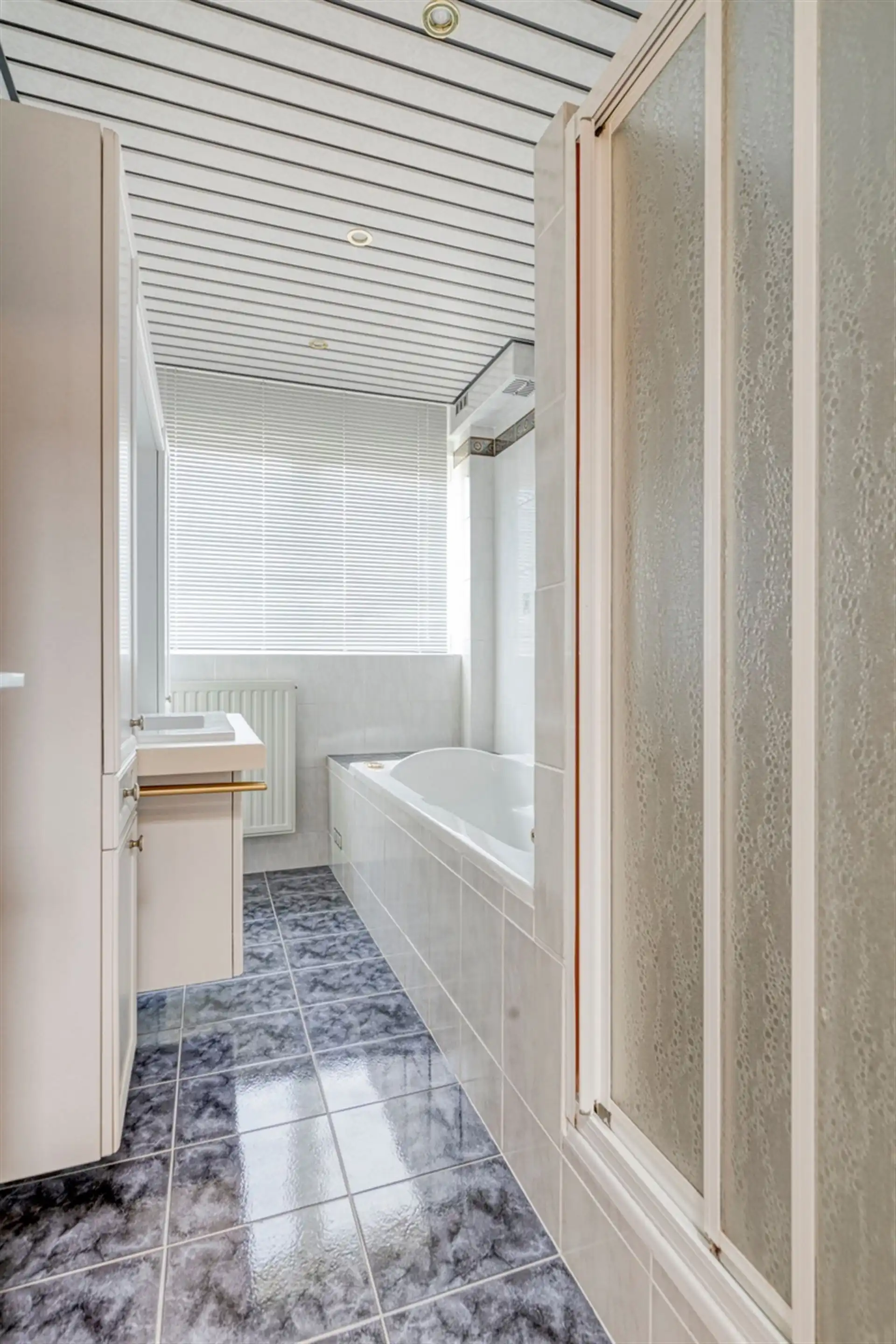 Ruime, instapklare woning met 4 slpks en lage EPC score! foto 13