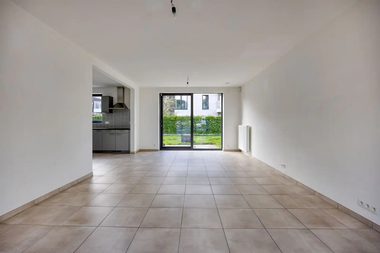 Recente 3-gevelwoning met 3 slaapkamers, tuin en garage foto 6