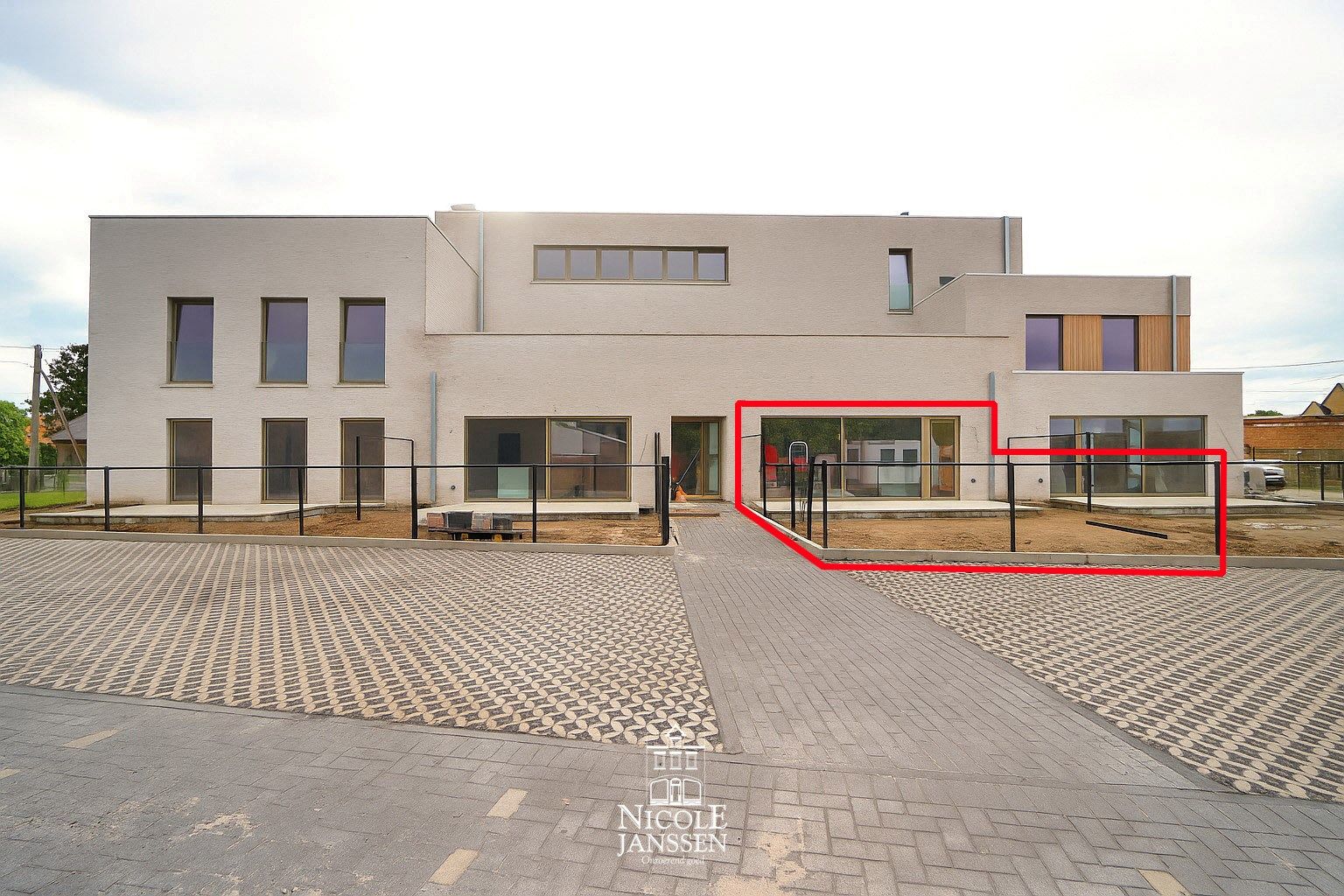 Gelijkvloers nieuwbouwappartement met tuintje en  twee autostandplaatsen foto 2