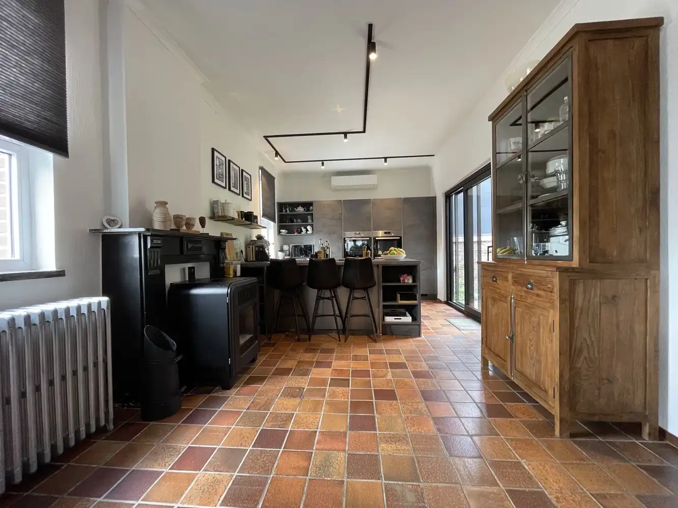 Unieke gerenoveerde woning met 5 slaapkamers en bureau foto 2