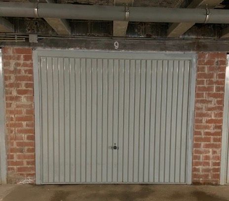 Ruime gesloten garagebox foto 3