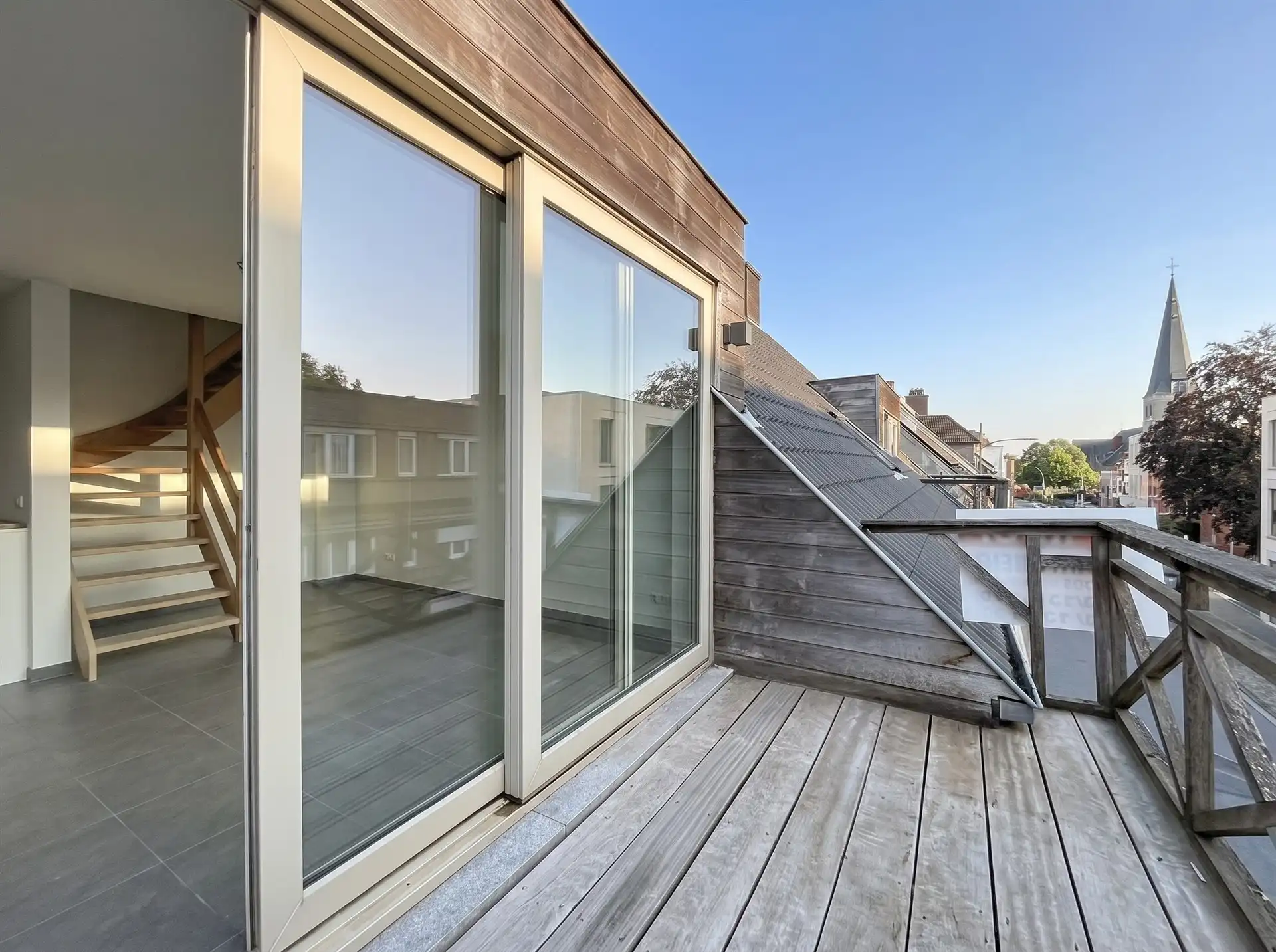 Penthouse met 2 slaapkamers, terras en carport! foto 3