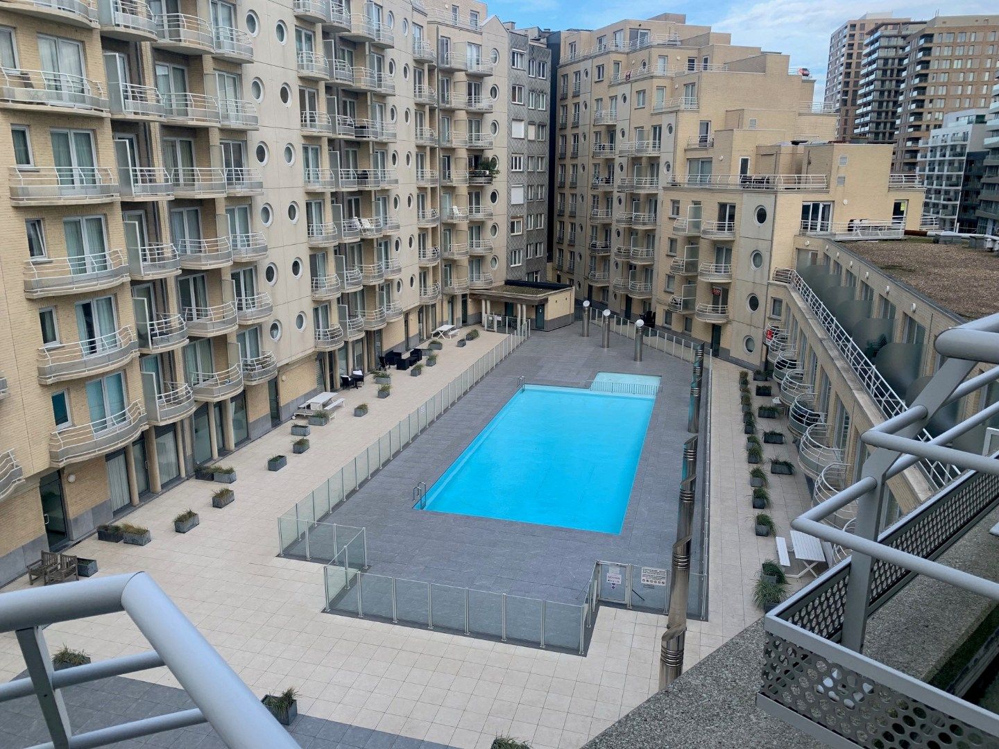 Gemeubeld appartement met 1 slaapkamer en twee terrassen, in residentie mét zwembad foto 5