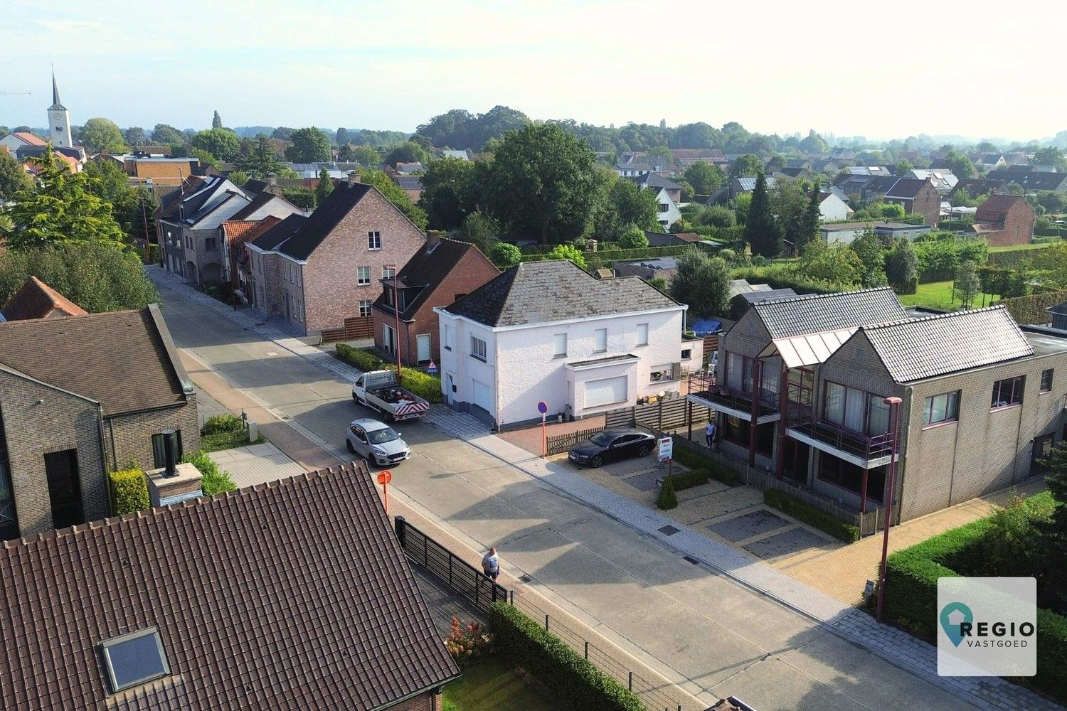 Twee entiteiten - Handelsgelijkvloers + 4 slpk. appartement met ruim terras te Landegem. foto 2