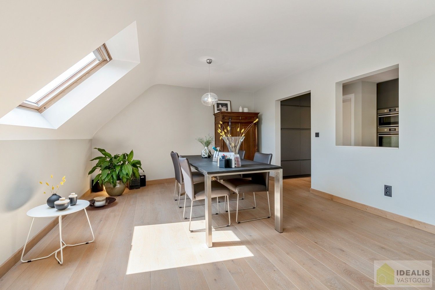 DEALIS VASTGOED – INSTAPKLAAR APPARTEMENT MET 2 SLAAPKAMERS, LICHTRIJKE LEEFRUIMTE, BADKAMER, GOED UITGERUSTE KEUKEN, GARAGEBOX EN AUTOSTAANPLAATS OP EEN UITERST GUNSTIGE LOCATIE AAN DE RAND VAN HET CENTRUM VAN PELT! foto 16
