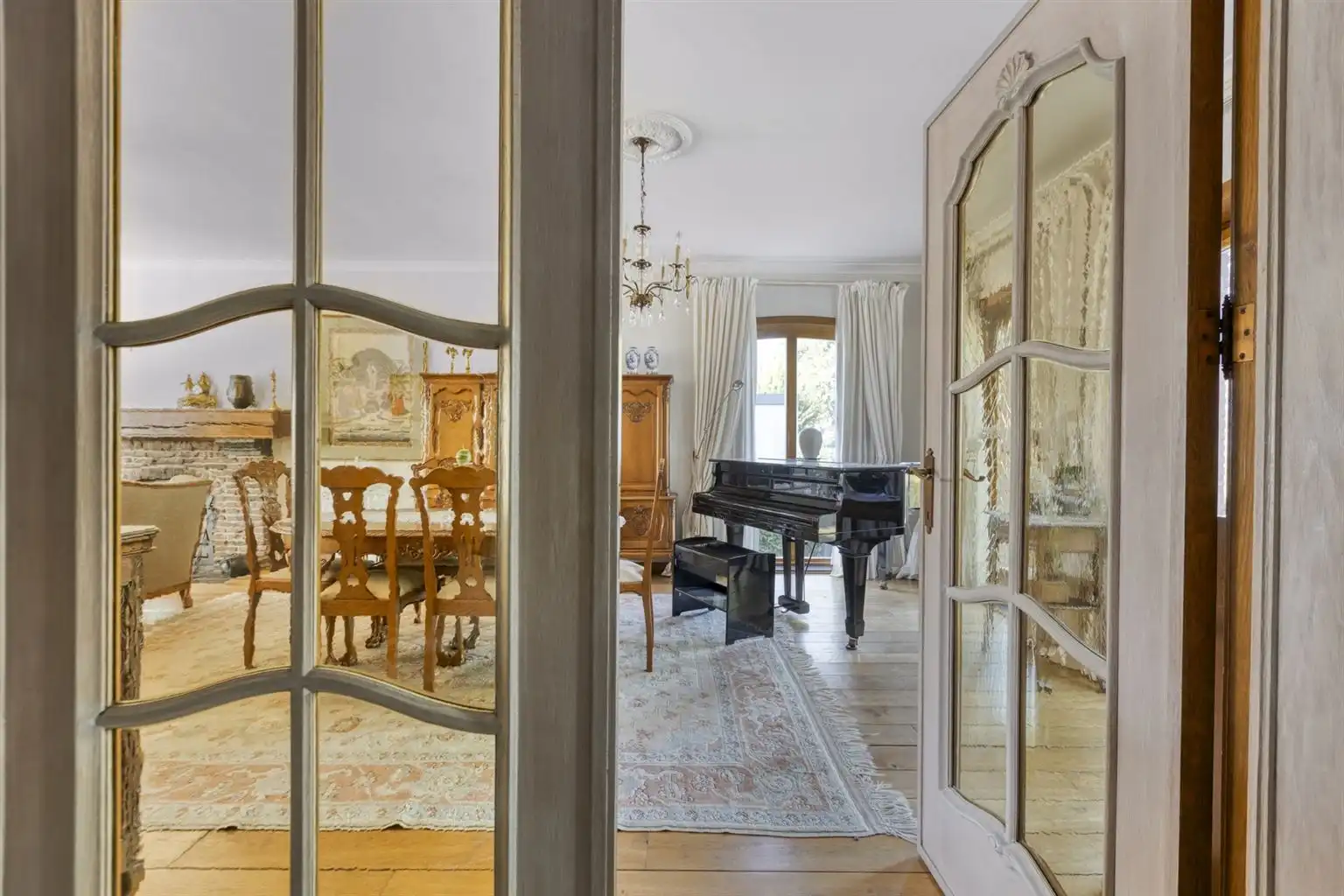 Karaktervolle, vrijstaande woning met 4 slaapkamers, veranda, dubbele garage, volledig onderkelderd op een perceel van 17a48ca, centraal gelegen bij het centrum. foto 5