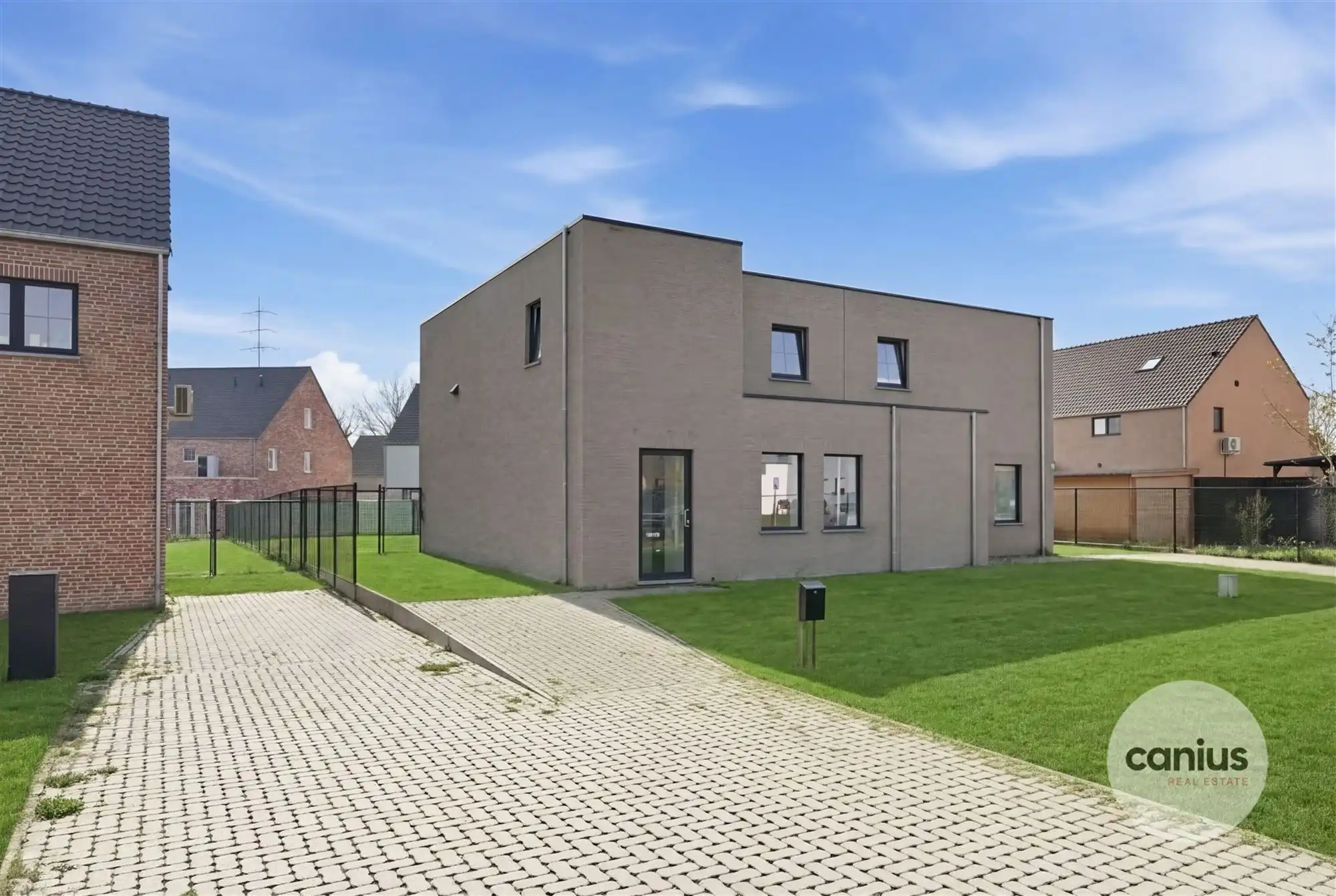MODERNE WONING MET 3 SLKS & TUIN foto {{pictureIndex}}