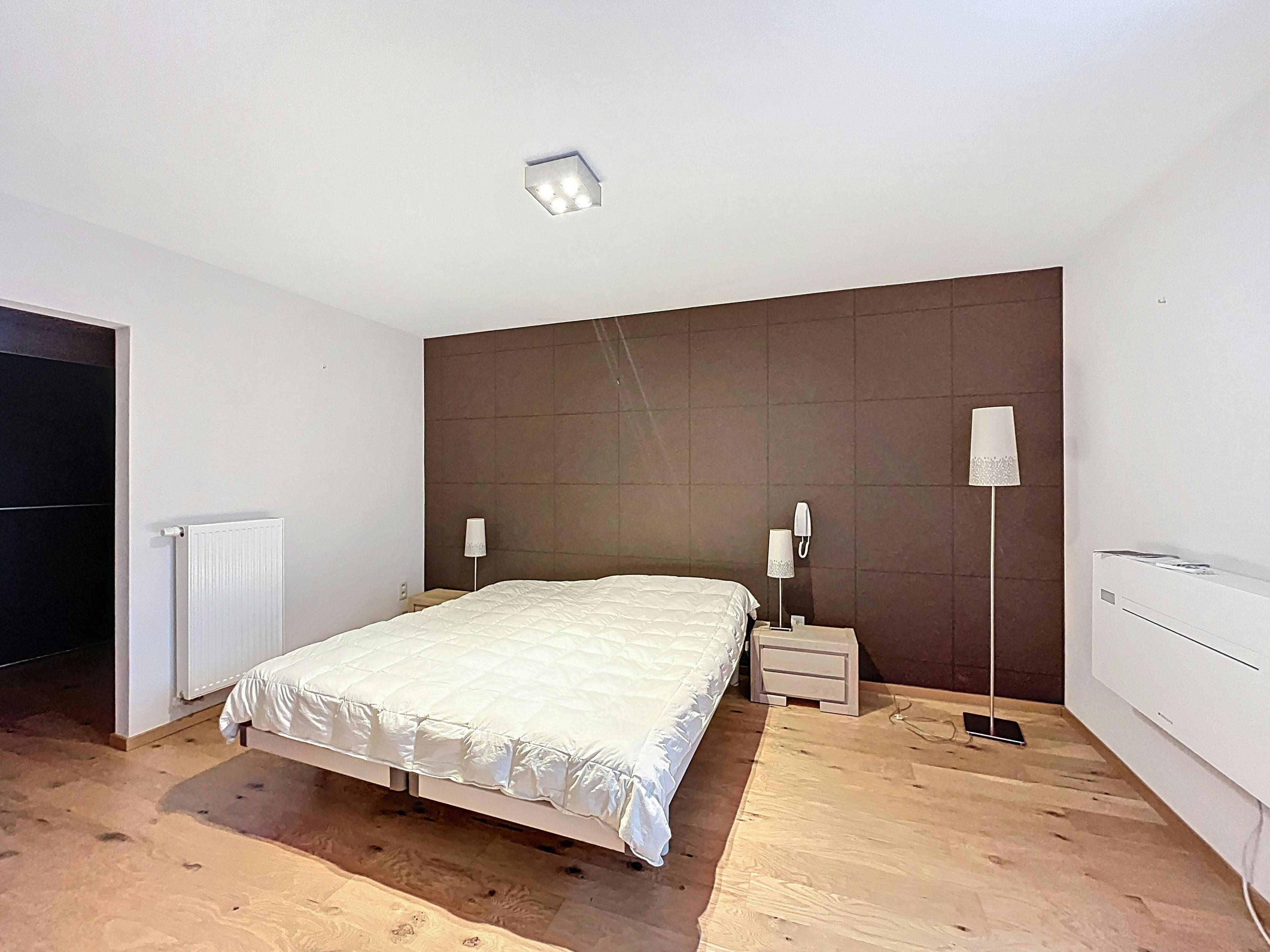 Instapklaar ruim appartement te koop aan de Markt in Eeklo  foto 9