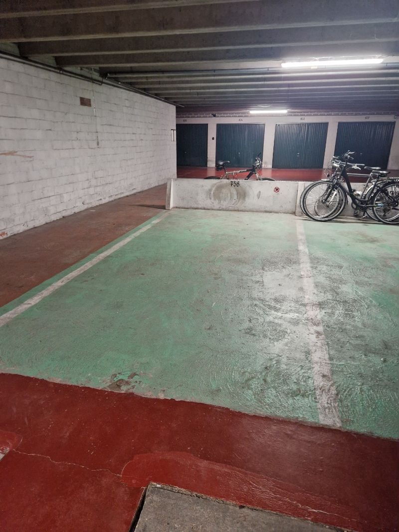 Ondergrondse parkeerplaats onder de residentie Twenty One foto {{pictureIndex}}
