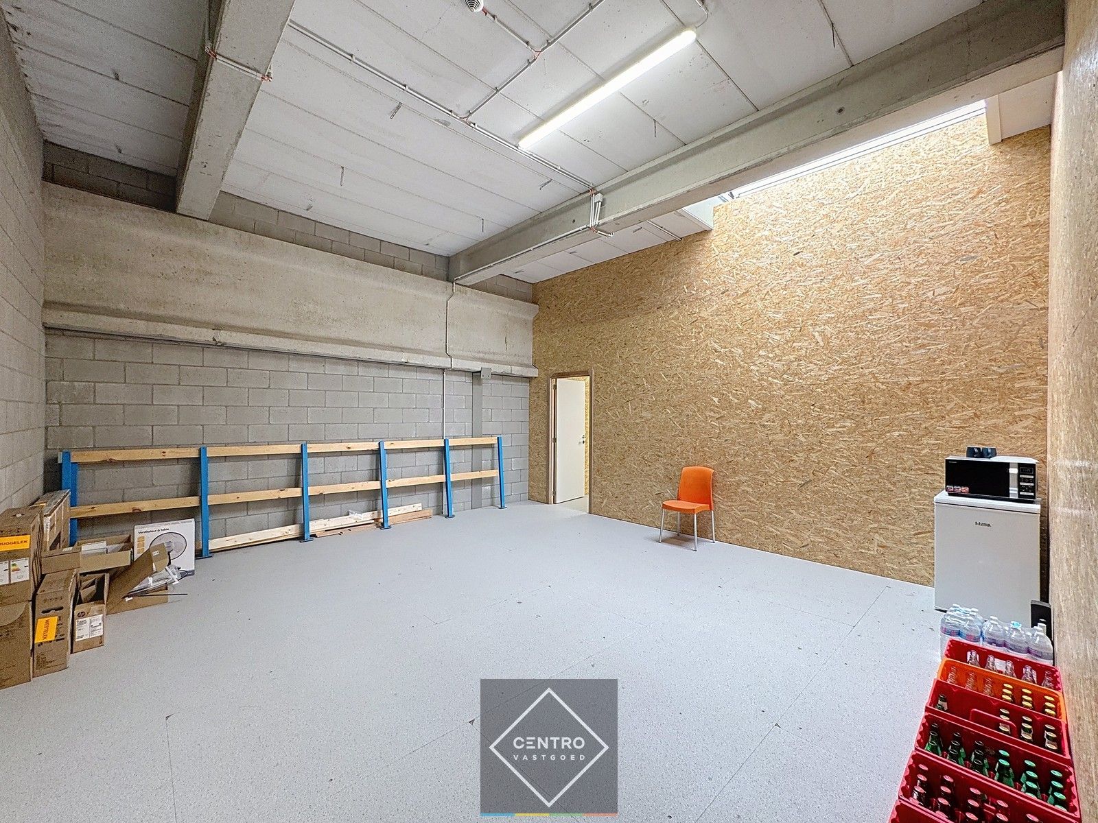 Instapklaar MAGAZIJN (177m²) met KANTOOR (69m²) op verdieping, toilet en hoge sectionaalpoort (gemakkelijk toegankelijk met grote vrachtwagens). Op industriezone "Herdersbrug" te 8000 Brugge. foto 4