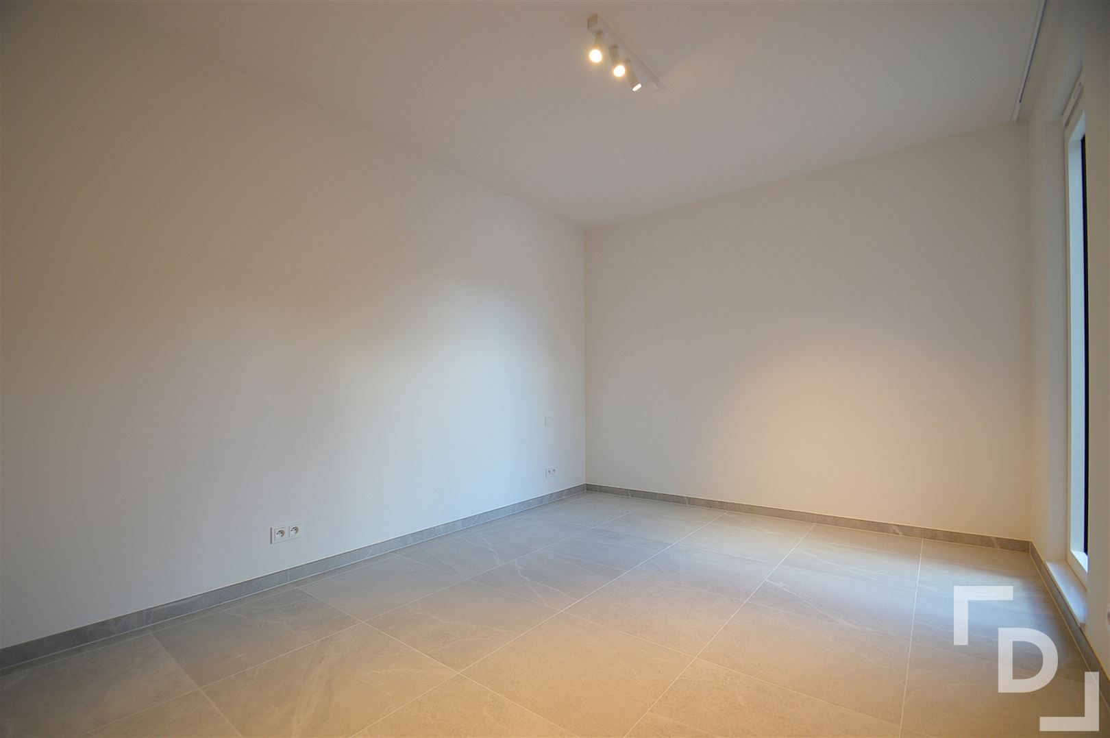 Nieuwbouwappartement van hoogwaardige afwerking met staanplaats te huur in centrum Ieper foto 6