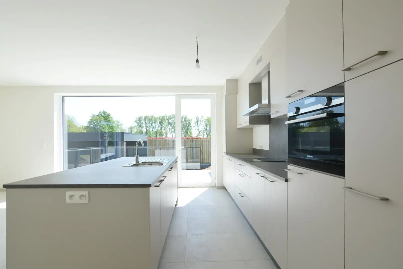 Moderne, energiezuinige, halfvrijstaande woning met carport op 3 a 80 ca. foto 10