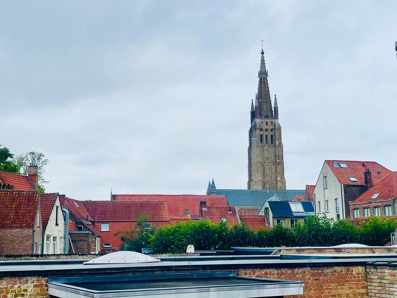 Hartje Brugge  TOP  TOERISTISCHE LIGGING , in de GOUDEN DRIEHOEK, Uitzonderlijk HANDELSPAND ( gevelbreedte 11 meter)                          LICHTRIJKE WINKELRUIMTE ,uitgevend op  Exclusieve STADSPATIO met overdekte rondgang van 105m²+ GARAGE van 30 m² UNIEK  IN BRUGGE op dergelijke ligging ! ERBOVEN lichtrijk ruim APPARTEMENT met zonneterras, foto 29