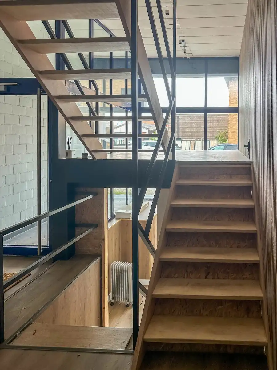 Zeer bereikbaar handelspand (119m²) met meerdere open ruimtes en tuin in Zwijnaarde foto 11