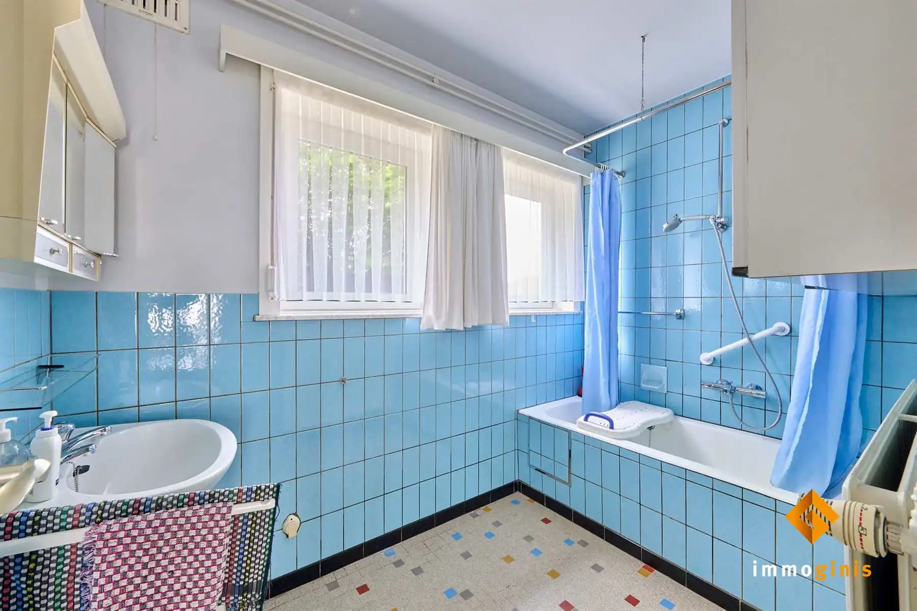 Verrassend ruime woning met 3 grote slaapkamers, 2 garages en groen zicht achteraan, op ruim perceel van 10a17ca.  foto 6