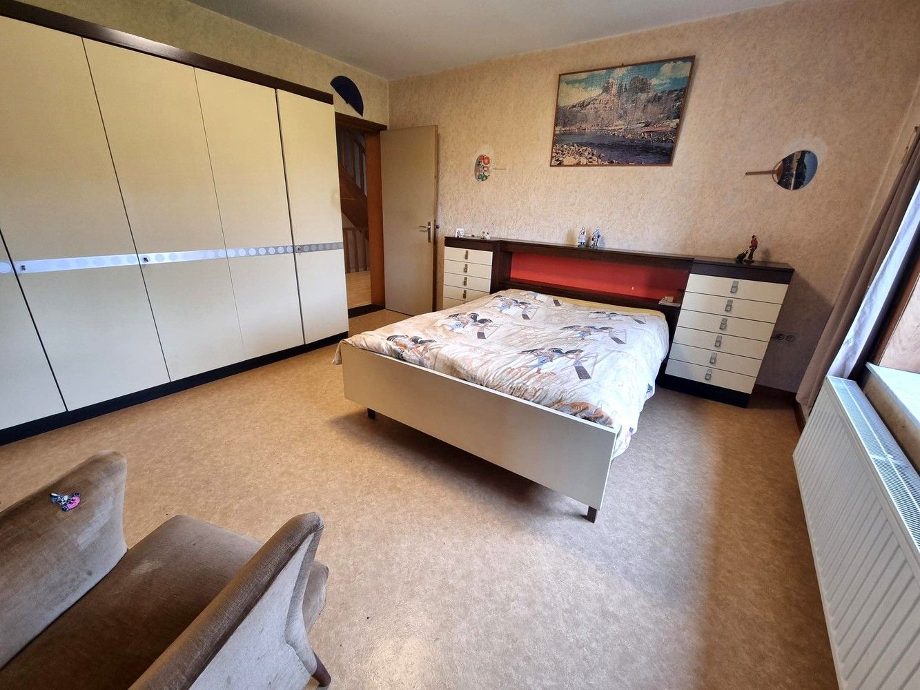 Zeer ruime woning, ideaal voor groot gezin met 6 slks, 2 woonkamers, 2 keukens, garage en groot bijgebouw. foto 9