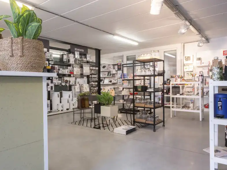Modern magazijn / showroom met mezzanine en parking foto 7