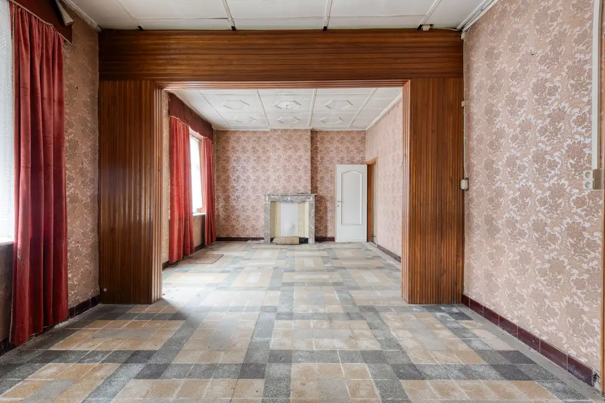 Te renoveren woning met magazijn en tweede oprit! foto 4