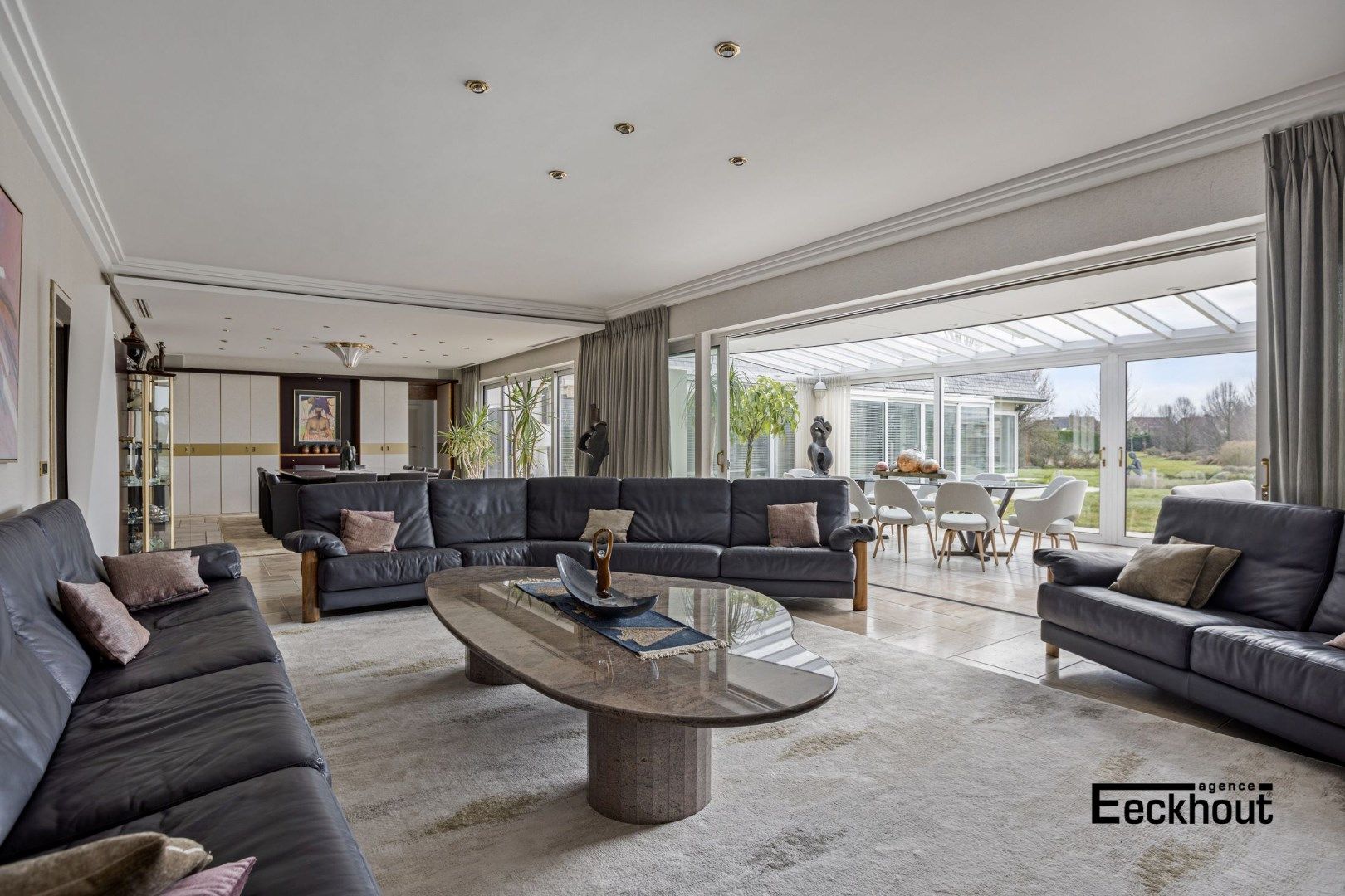 Luxe villa in De Haan met binnenzwembad, 4 slaapkamers, gerenoveerd in 1991, EPC-waarde 222.00, energielabel C, 2 badkamers, 2 garages, perceeloppervlakte 8013  foto 3