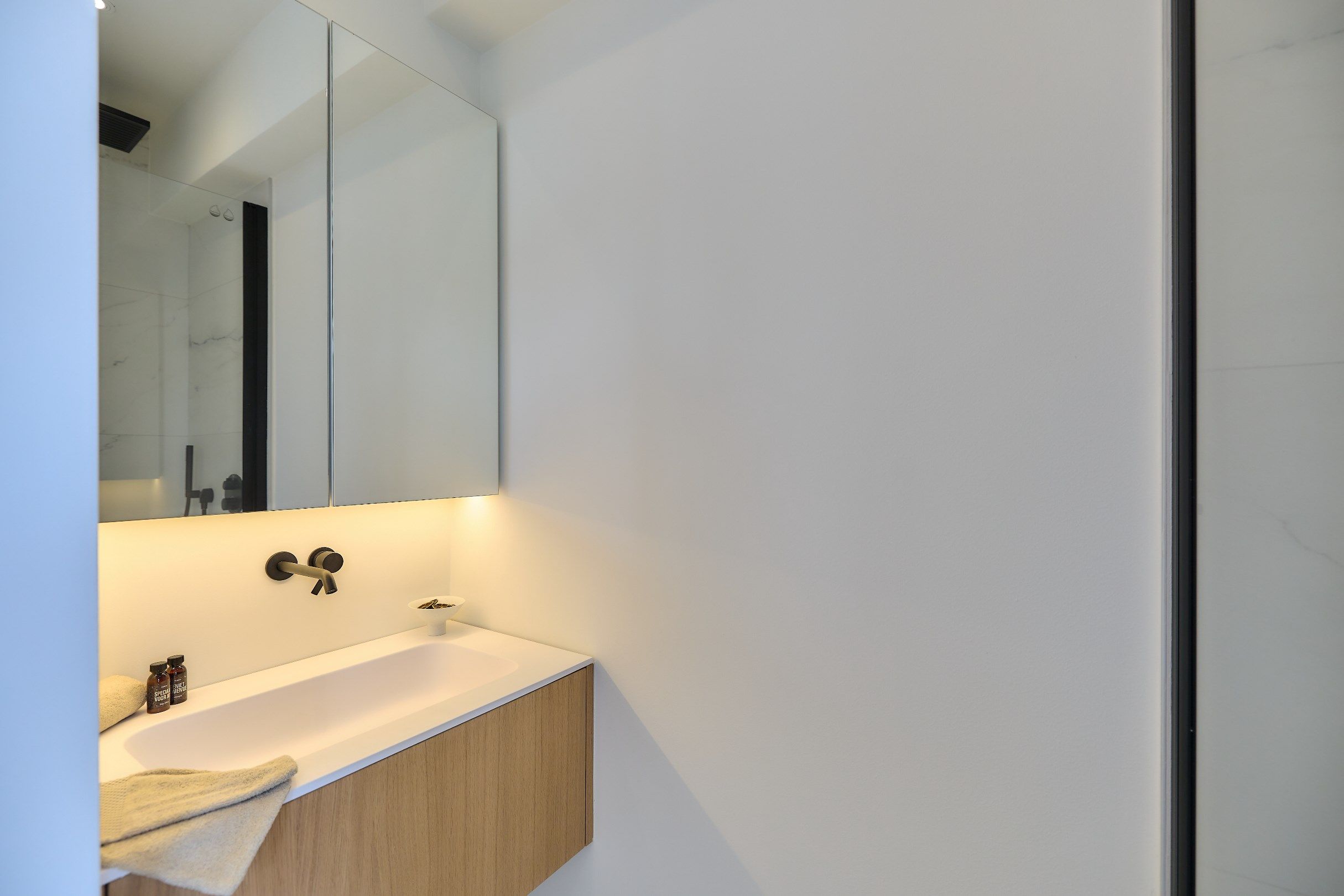 Ruim volledig gerenoveerd appartement met vier slaapkamers en zijdelings zeezicht. foto 16