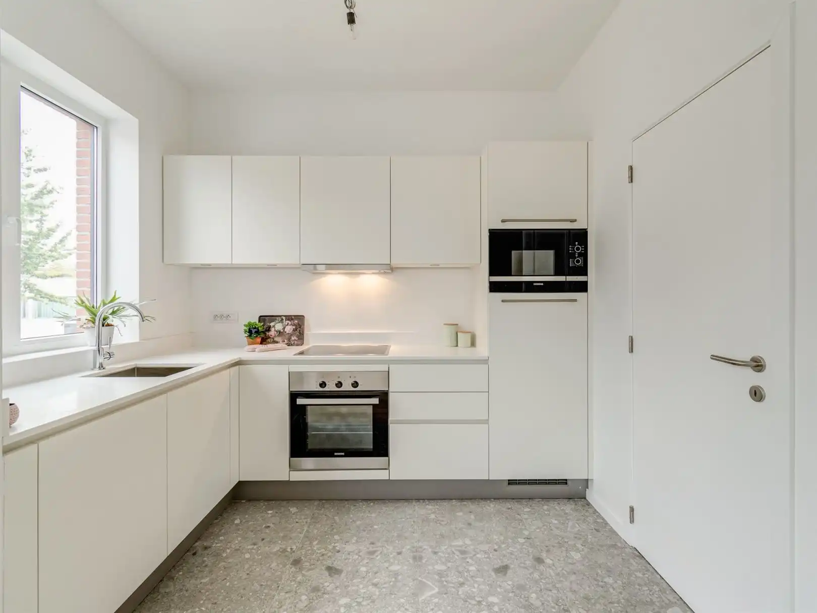 Licht en ruim 2-slaapkamerappartement met zuidwest georiënteerd terras.  foto 3
