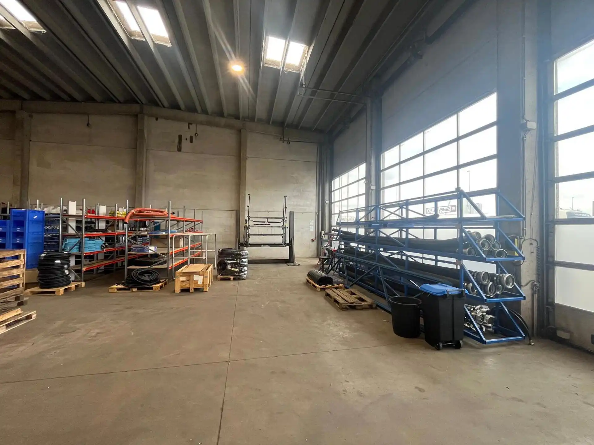 Haven-Antwerpen: magazijn met 3 poorten en moderne kantoorruimte foto 4