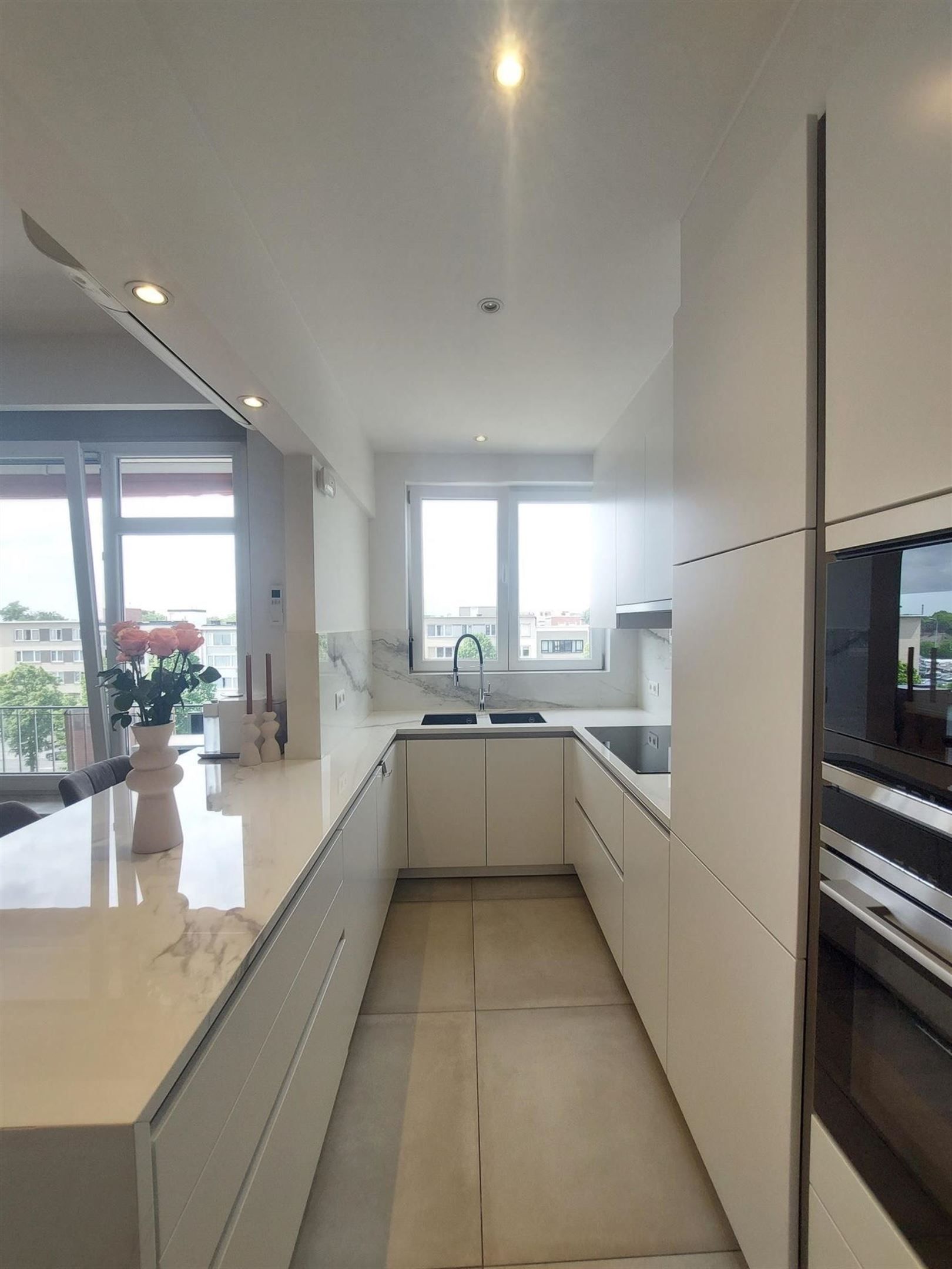 Volledig gerenoveerd appartement met 2 slpks en terras foto 4