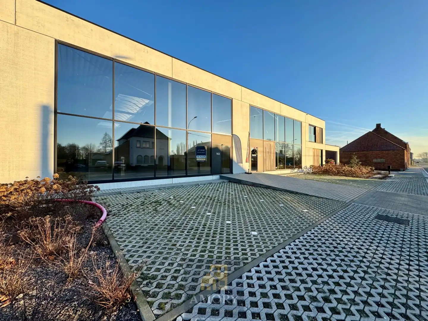 Recente KMO unit met grote etalageramen en 5 parkeerplaatsen! foto 2