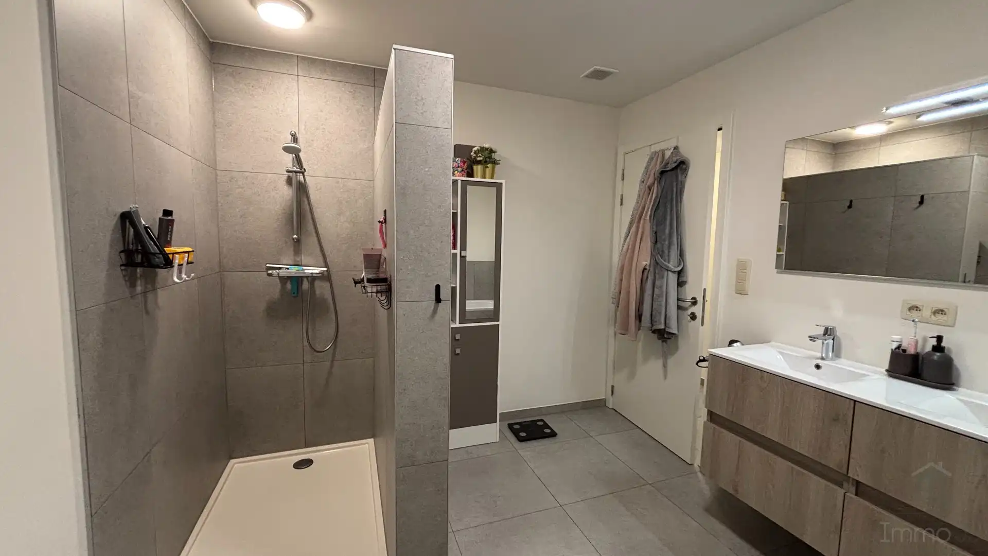 Ruim appartement met terras en garagebox foto 8