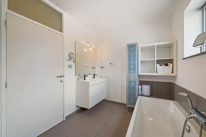 Hooglede – Verrassend ruime tussenwoning met villa-allures op 1.218 m² foto 11