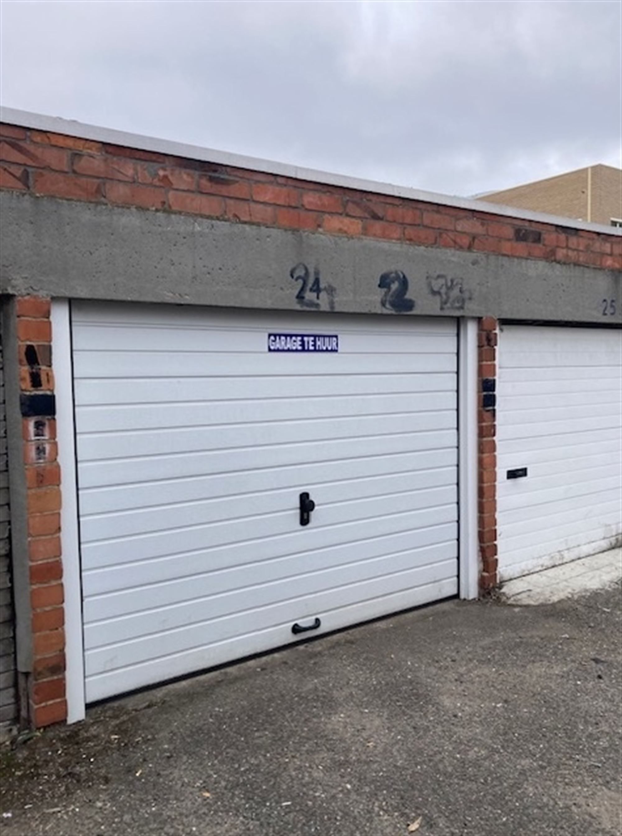 Garage (14 m²) nabij stadspark, ziekenhuis en cinema foto 2